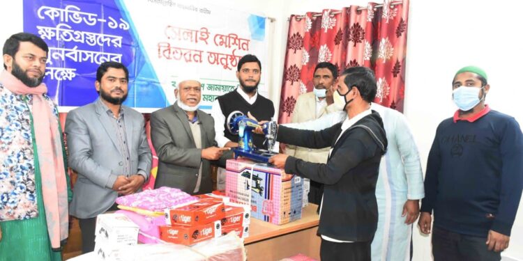 কোভিড-১৯ ক্ষতিগ্রস্থদের মাঝে সেলাই মেশিন বিতরণ