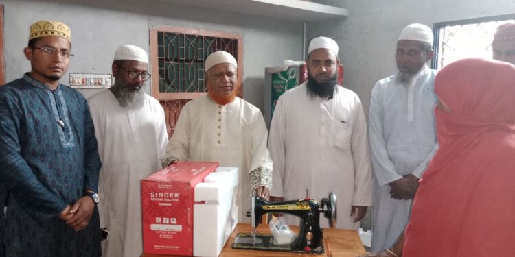 চাঁপাইনবাবগঞ্জে নূরুল ইসলাম বুলবুলের হুইল চেয়ার ও সেলাই মেশিন উপহার প্রদান