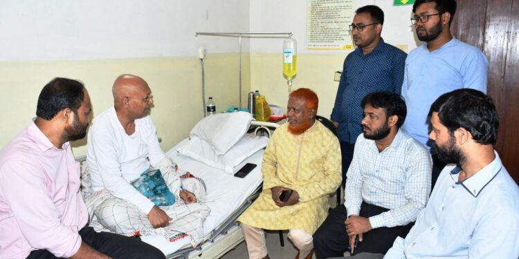 প্রখ্যাত কবি আব্দুল হাই শিকদারের শয্যাপাশে নূরুল ইসলাম বুলবুল