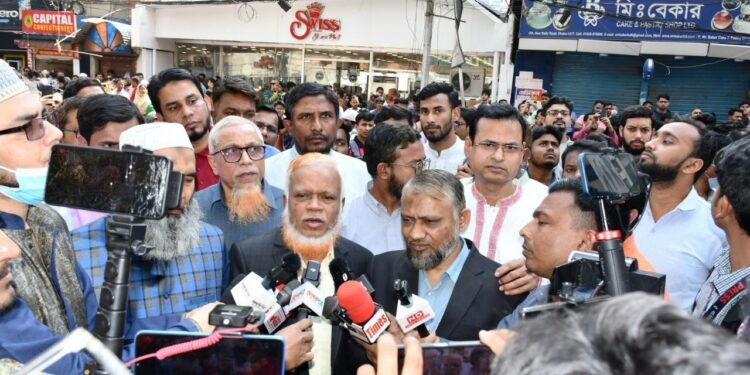 বেইলী রোডের অগ্নিকাণ্ডের ঘটনাস্থল পরিদর্শন করেন ভারপ্রাপ্ত আমীরে জামায়াত সহ ঢাকা মহানগরী দক্ষিণের নেতৃবৃন্দ