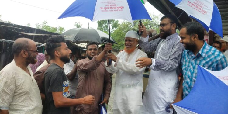 চাঁপাই-নবাবগঞ্জে শ্রমজীবী ও সাধারণ মানুষের মাঝে জননেতা নূরুল ইসলাম বুলবুলের ছাতা বিতরণ