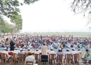 চাঁপাইনবাবগঞ্জে ৩ শতাধিক পরিবারের মাঝে ফুড প্যাকেট ও নগদ অর্থ উপহার প্রদান