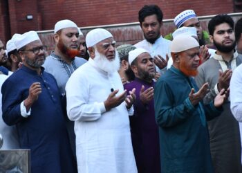 ব্যারিস্টার আব্দুর রাজ্জাকের কবর জিয়ারতে সম্মানিত আমীরে জামায়াত ডা. শফিকুর রহমান