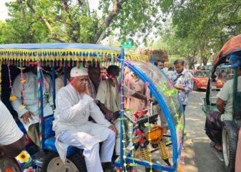 চাঁপাইনবাবগঞ্জে শ্রমিক কল্যাণ ফেডারেশন কর্তৃক দারিদ্র্য বিমোচনে বিনামূল্যে রিকশা বিতরণ