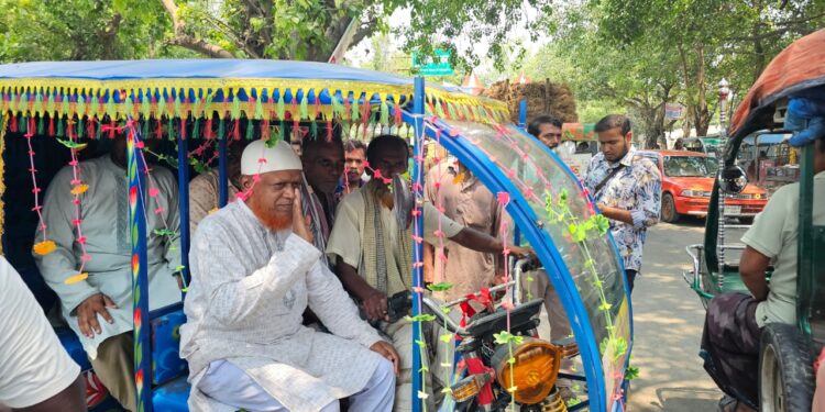 চাঁপাইনবাবগঞ্জে শ্রমিক কল্যাণ ফেডারেশন কর্তৃক দারিদ্র্য বিমোচনে বিনামূল্যে রিকশা বিতরণ
