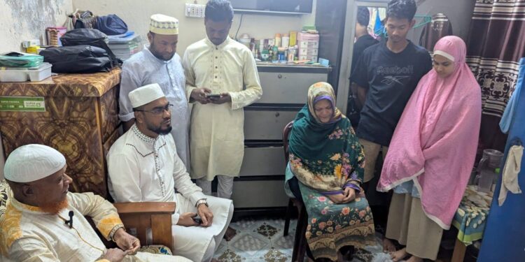 বংশাল শহীদ শারফুদ্দিনের পরিবারের সাথে ঈদ শুভেচ্ছা বিনিময় করেছেন ঢাকা দক্ষিণ মহানগরীর আমীর মোঃ নূরুল ইসলাম বুলবুল