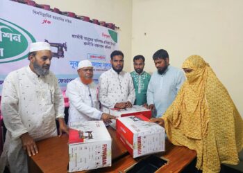 চাঁপাইনবাবগঞ্জ শ্রমিক কল্যাণ ফেডারেশনের উদ্যোগে প্রশিক্ষণপ্রাপ্ত ১৩ জন নারীর মাঝে ১৩টি সেলাই মেশিন বিতরণ