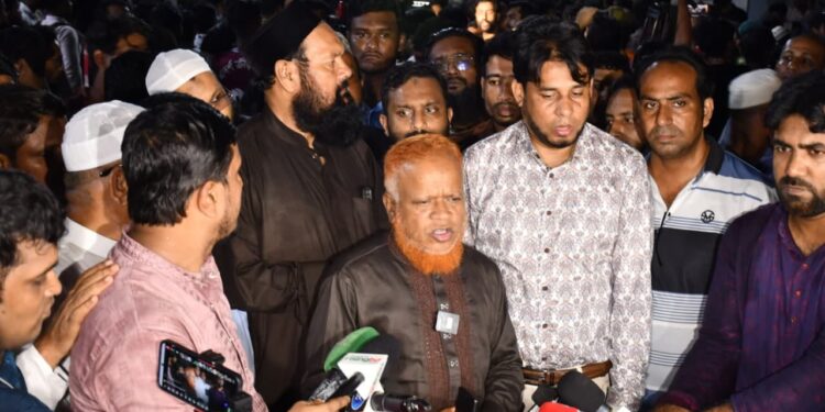 গুরুতর আহত গণঅধিকার পরিষদের আহ্বায়ক নুরুল হক নূরকে দেখতে হাসপাতালে জামায়াত নেতৃবৃন্দ