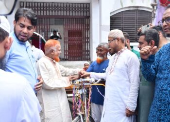 রাজধানীর কদমতলীতে আত্মকর্মসংস্থান সৃষ্টির লক্ষ্যে কর্মহীনদের মাঝে ভ্যান ও রিক্সা বিতরণ করেছে জামায়াতে ইসলামী ঢাকা মহানগরী দক্ষিণ