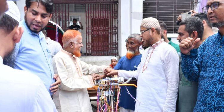 রাজধানীর কদমতলীতে আত্মকর্মসংস্থান সৃষ্টির লক্ষ্যে কর্মহীনদের মাঝে ভ্যান ও রিক্সা বিতরণ করেছে জামায়াতে ইসলামী ঢাকা মহানগরী দক্ষিণ